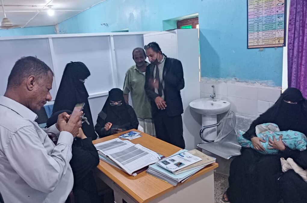 منسق برنامج شلل الأطفال في وزارة الصحة يزور مديرية أحور للإشراف على فرق التطعيم
