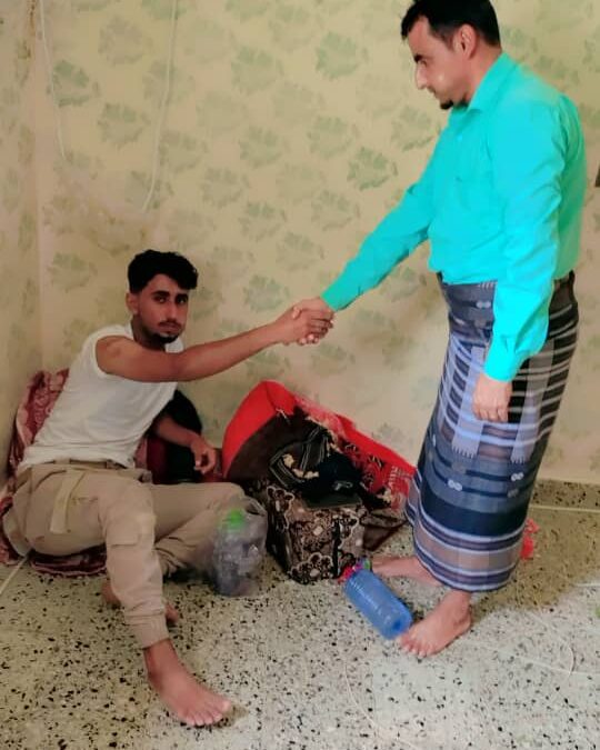 نائب المنسق العام يتفقد أحد الجرحى من محور يافع بمستشفى عبود