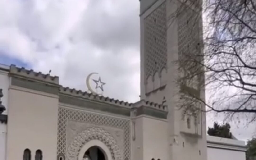 اللاعب الفرنسي الجزائري الأصل يفي بوصية والده ببناء مسجد في باريس(فيديو)