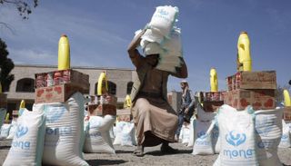 الحوثيون ينهبون 75% من المساعدات الإنسانية لتحويلها إلى تمويل حربي وإثراء للقيادات