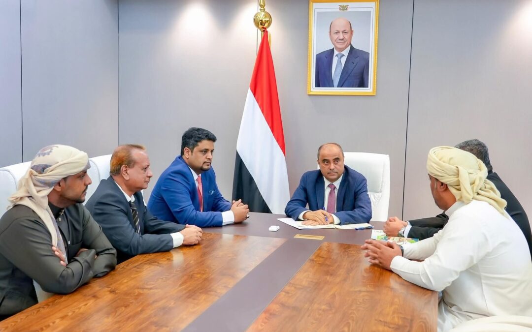رئيس الوزراء يلتقي رئيس جامعة المهرة