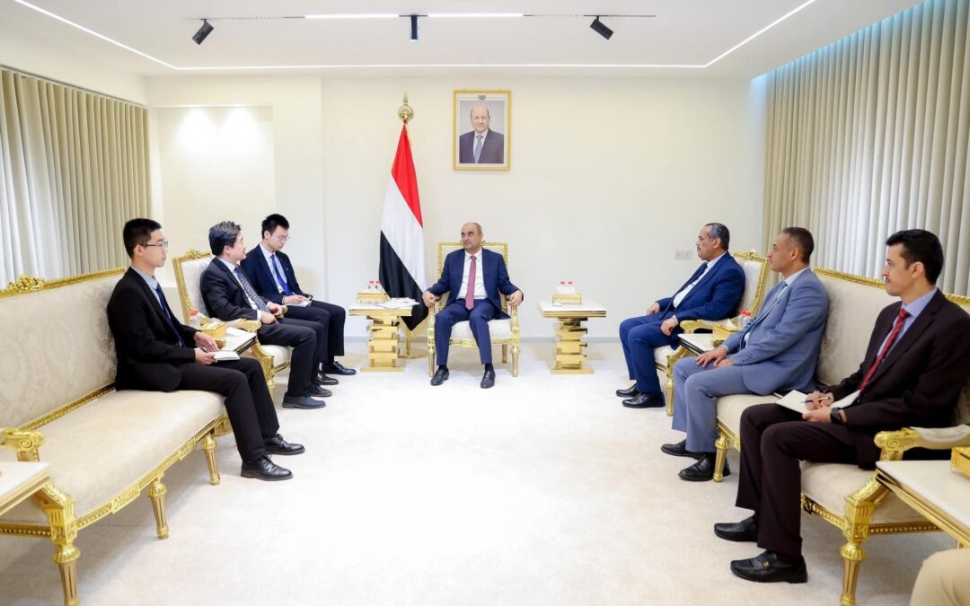 رئيس الوزراء يستقبل في عدن القائم بأعمال السفارة الصينية لدى اليمن