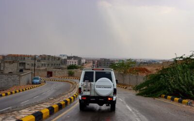 مشاهد مصورة: لمدينة عتق وعدد من مناطق المحافظة التي شهدت هطول أمطار متفاوتة الغزارة