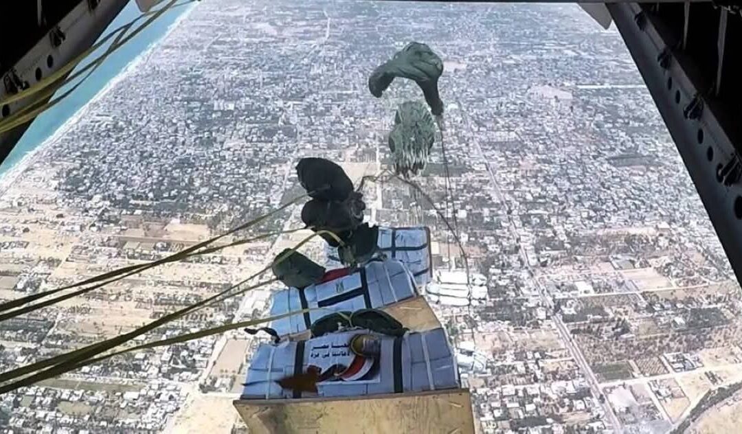 مصر تواصل إسقاط المساعدات الغذائية جوا على قطاع غزة