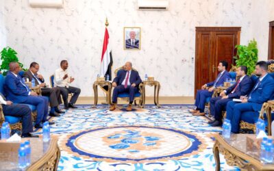 لدى لقائه السفير الصومالي..  الرئيس الزُبيدي يُحذر من تنامي التخادم بين مليشيا الحوثي وحركة الشباب الصومالية وتنظيم القاعدة