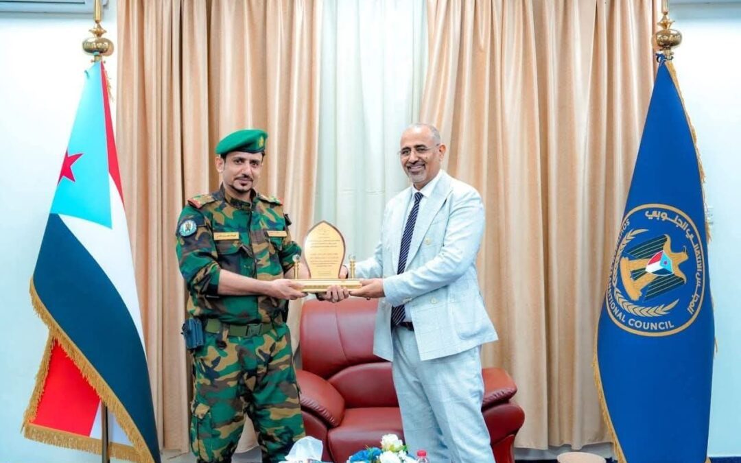 الرئيس  عيدروس يكرم قائد حزام لحج