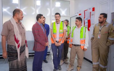 المحافظ بن الوزير يتفقد التجهيزات النهائية لبدء التشغيل التجريبي لمشروع الطاقة الشمسية