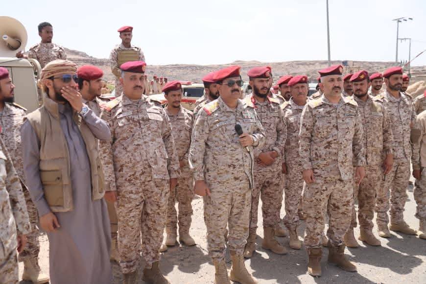 وزير الدفاع يتفقد وحدات محور الرزامات بصعدة