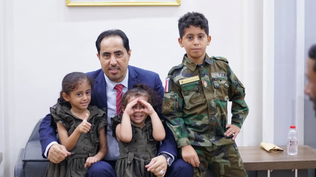 وزير الشباب والرياضة يستقبل أسرة الشهيد منير اليافعي “أبو اليمامة” ويجدد العهد بالوفاء لتضحيات الشهداء