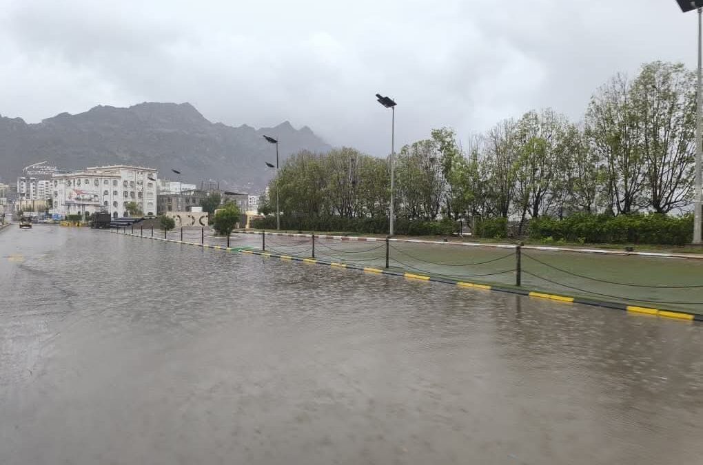 وزير الدولة محافظ عدن يتفقد المديريات المتأثرة بالمنخفض الجوي