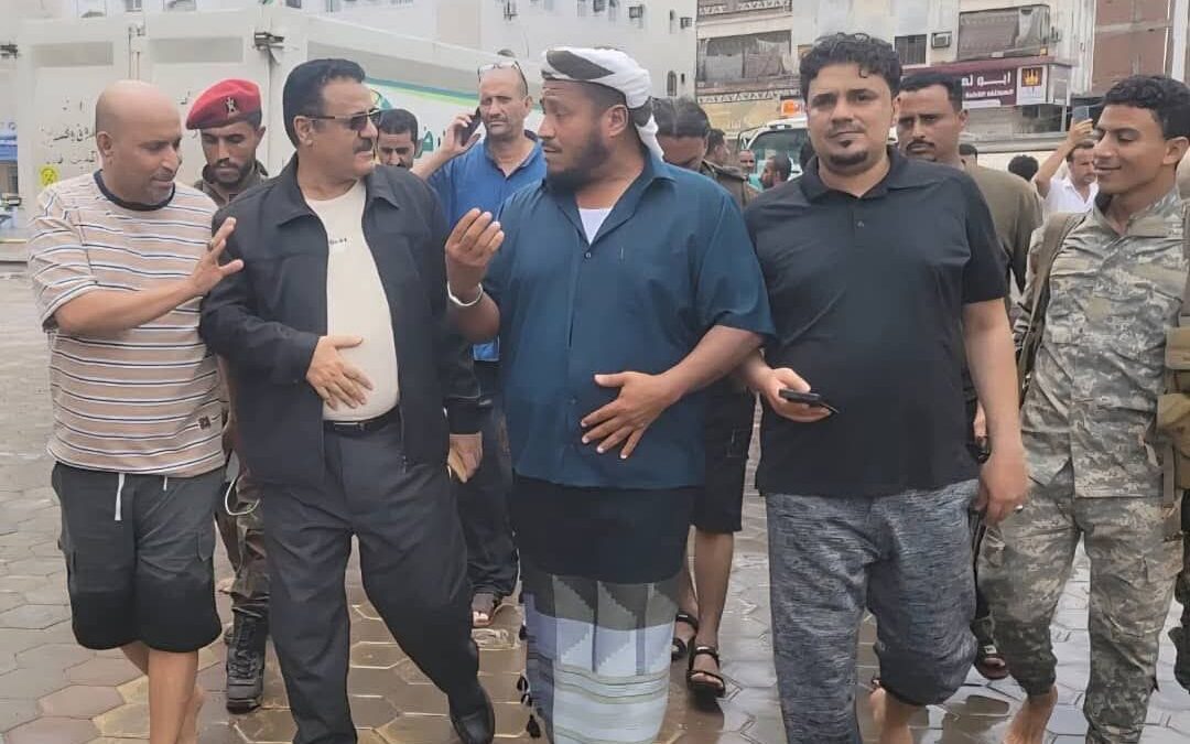 الداؤودي و الحسيني يشرفان على أعمال شفط مياه الأمطار في عدد من شوارع مديرية المنصورة