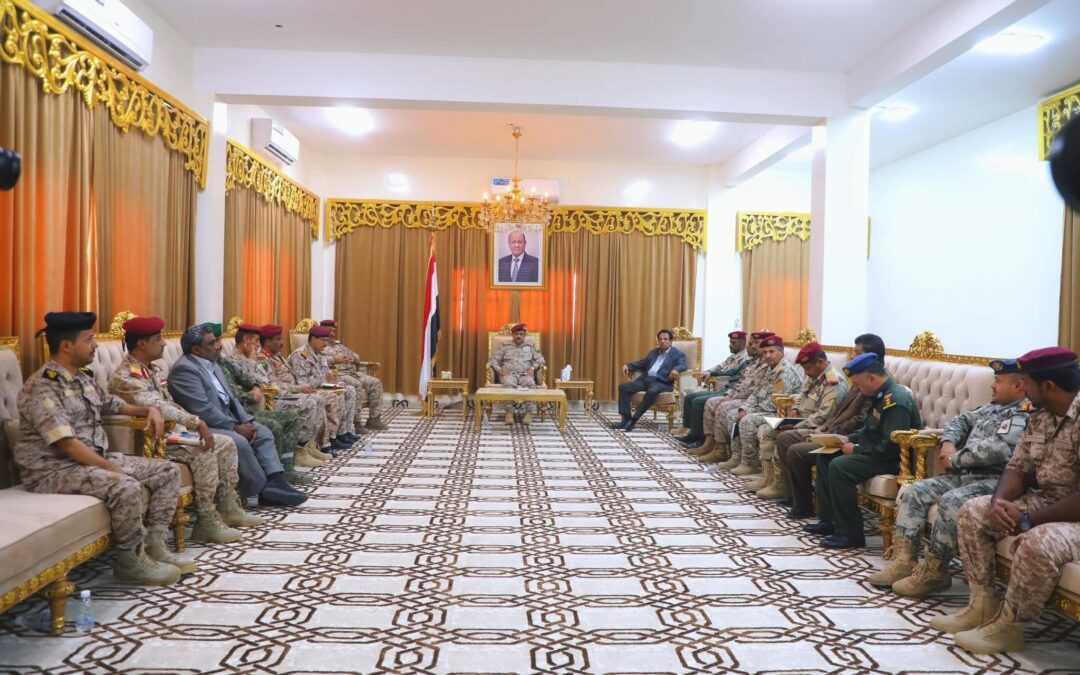وزير الدفاع يشيد بجهود الأجهزة الأمنية والعسكرية بمحافظة المهرة