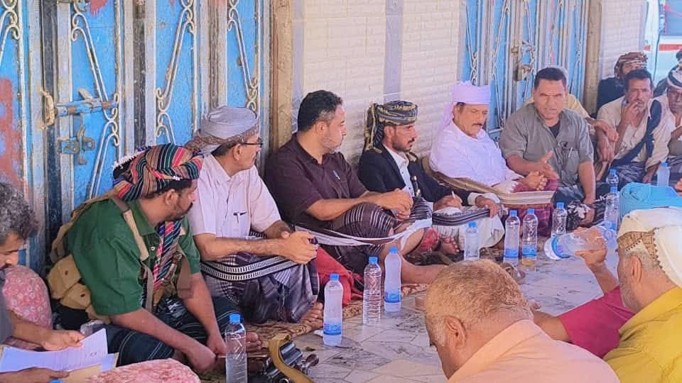 رئيس تنفيذية انتقالي أبين يلتقي قبائل باكازم أحور للوقوف على مطالبها