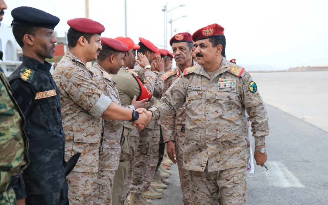 وزير الدفاع يصل المكلا لمتابعة جاهزية القوات وتعزيز التنسيق العسكري في المحافظات المحررة