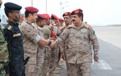 وزير الدفاع يصل المكلا لمتابعة جاهزية القوات وتعزيز التنسيق العسكري في المحافظات المحررة