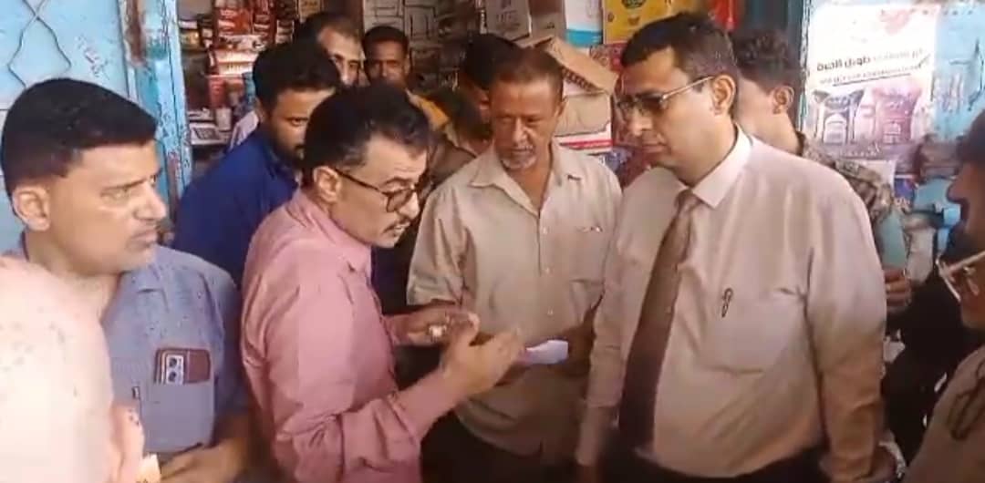 شملت التحريز على بعض المحال …صحة وصناعة لحج ،  بحضور مدير عام تبن ينفذون حملة رقابية وتفتيشية شاملة على الصيدليات ومخازن الأدوية والمحال التجارية بمديرية تبن