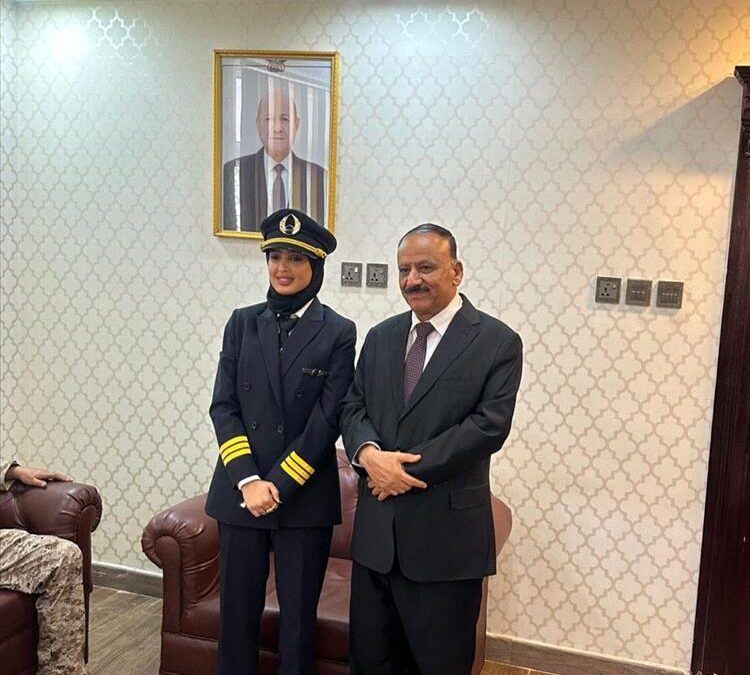 وزير النقل يلتقي كابتن طيار مريم عبدالله عبدربه ويشيد بإنجازها كثاني امرأة تحوز على رخصة قيادة الطيران