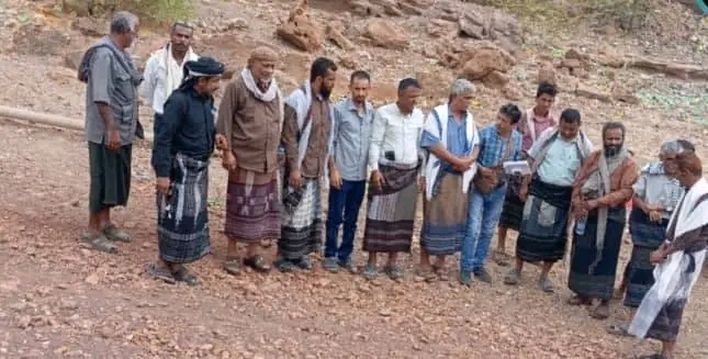 بتوجيهات محافظ شبوة — مدير عام حبان يدشن مع الفريق الهندسي دراسة أولية  لسفلتة طريق العرم هدى