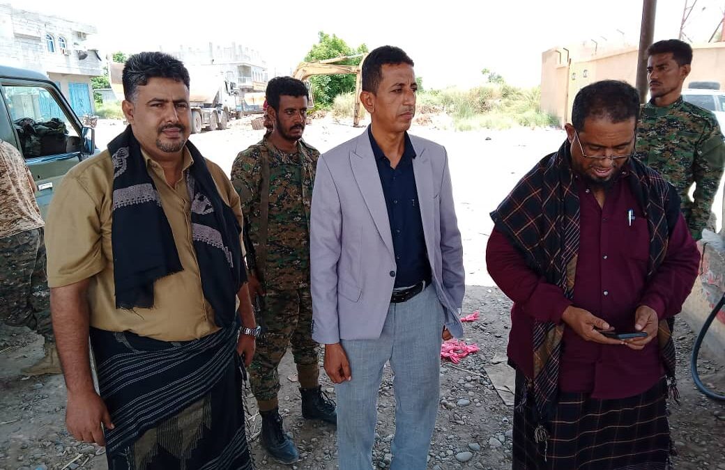 السلطة المحلية خنفر تُنهي أزمة المحروقات في المديرية وتُلزم المحطات بالبيع بالسعر الرسمي