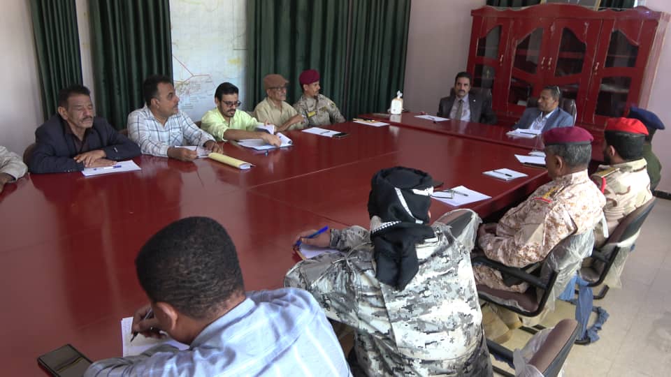 فريقُ التوجيهِ الرئاسيِّ يَشهدُ لقاءً موسعاً لقياداتِ الأجهزةِ الأمنيةِ والعسكرية في أبين