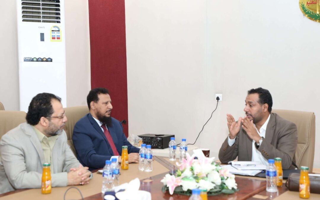 العكبري يبحث مع سلطة عدن سبل استقرار التعليم ويؤكد أهمية صرف رواتب المعلمين