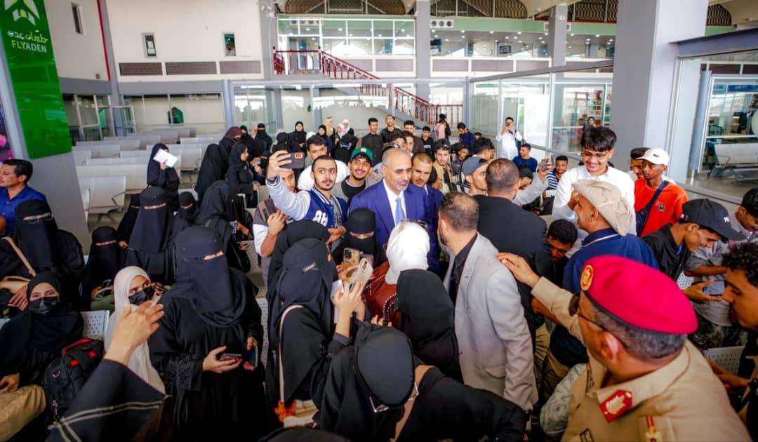 ضمن استراتيجية بناء جيل متسلح بالعلم.. 100 طالب وطالبة يبتعثهم المجلس الانتقالي للدراسة في الخارج بدعم من دولة الإمارات