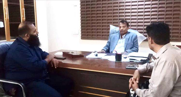 محافظ أبين يناقش أوضاع فرع هيئة الأراضي والمساحة والتخطيط العمراني