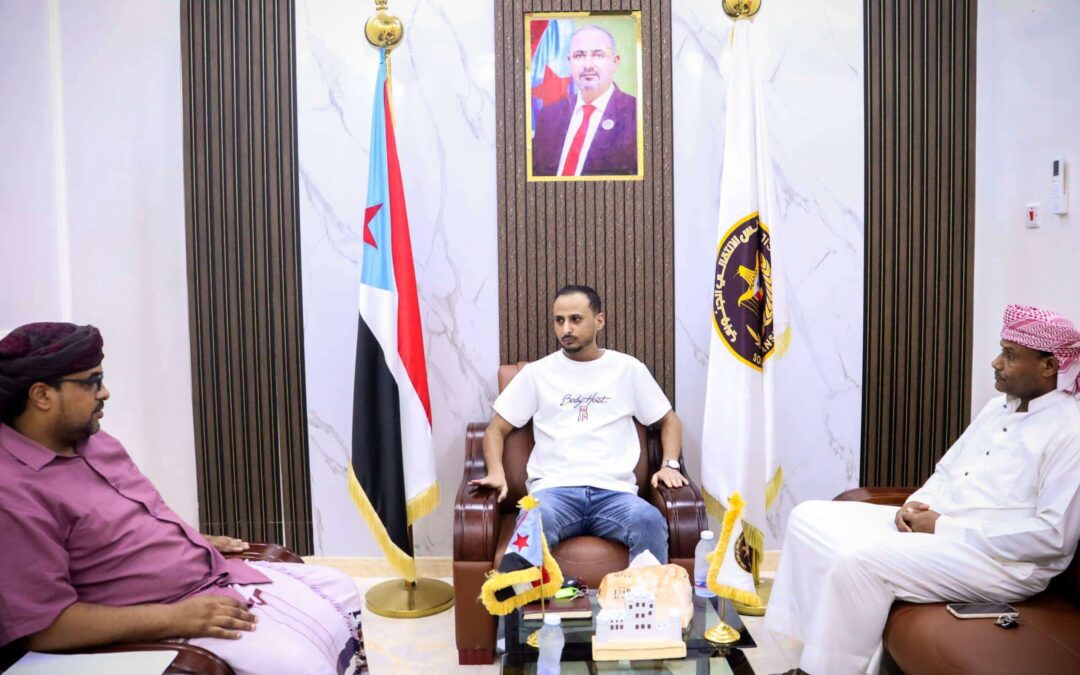 فريق التوجيه والرقابة الرئاسي يناقش تطوير العمل التنظيمي مع عدد من إدارات انتقالي المهرة
