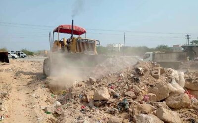الفرق الفنية تزيل العوائق والمخلفات من وادي عتق للحد من مخاطر السيول