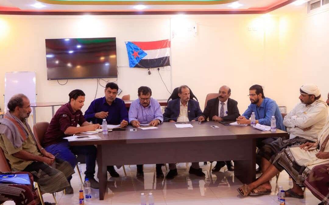 فريق التوجيه والرقابة الرئاسي يعقد اجتماعاً موسعاً مع مديري إدارات الهيئة التنفيذية ورؤساء هيئات المجلس الانتقالي بمديريات شبوة