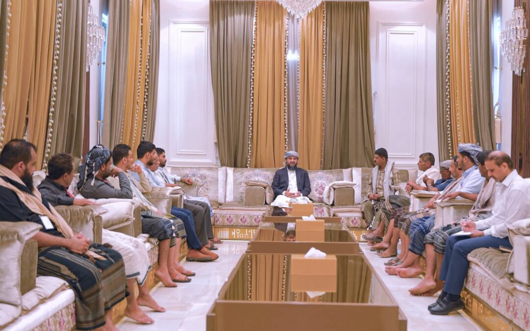 المحرّمي يعقد لقاءً بأسرة المختطف “عشال” وعدد من وجهاء الجعادنة لمناقشة مستجدات القضية