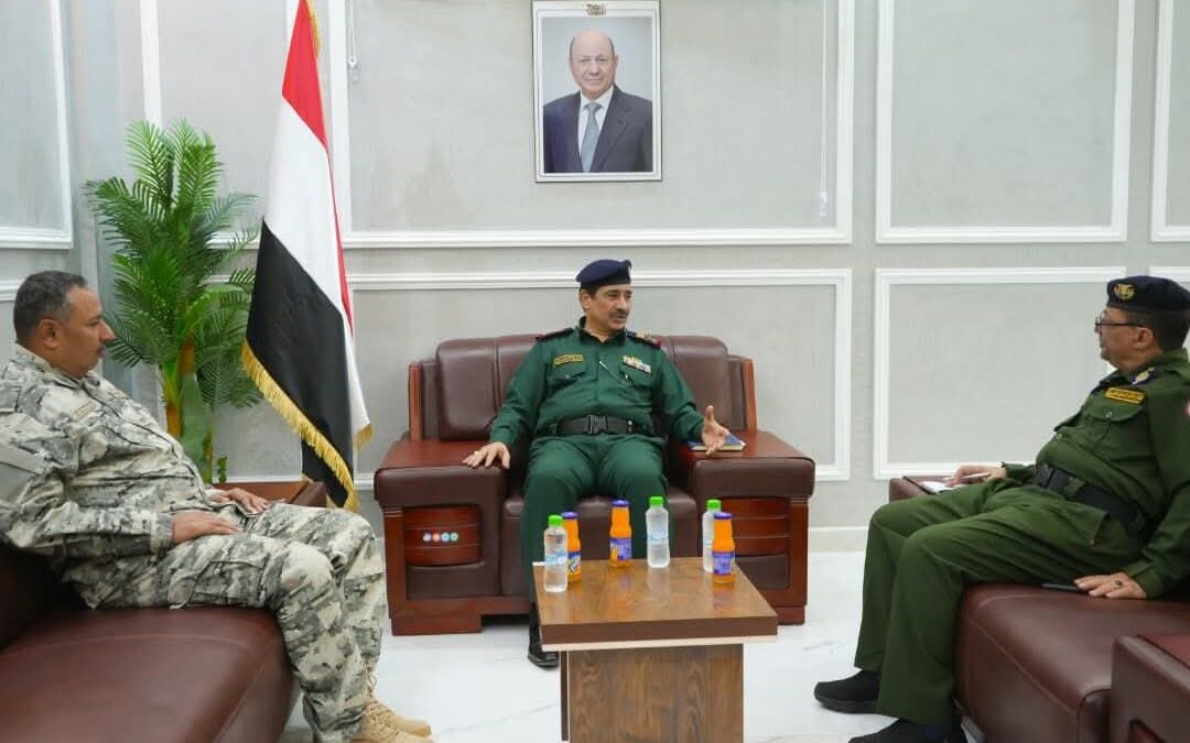 وزير الداخلية يشيد بجهود قطاع أمن الساحل الغربي في ضبط شحنات أسلحة وخلايا حوثية