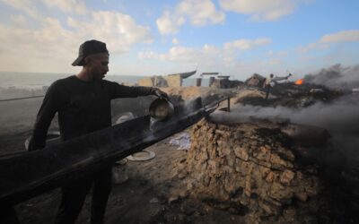 غزة: السكان يحرقون النفايات البلاستيكية للتدفئة وسط أزمة الوقود