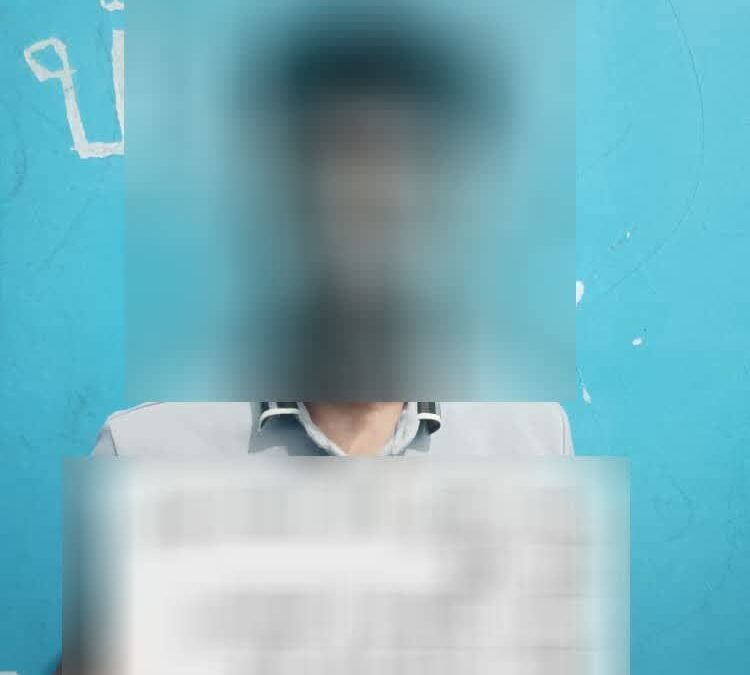 أمن العاصمة عدن يلقي القبض على شخص حاول قتل جاره طعناً بالخنجر.