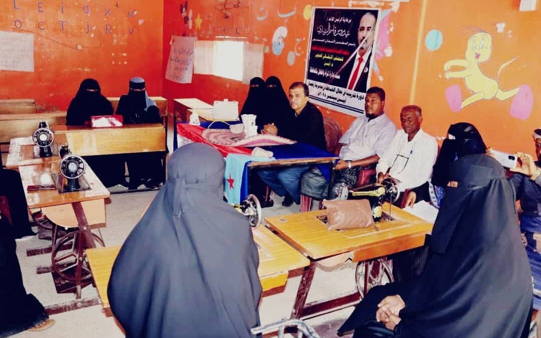 انتقالي أبين يدشن دورة تدريبية في مجال الخياطة للنساء والناشطات المجتمعيات بمركز سواحل بزنجبار