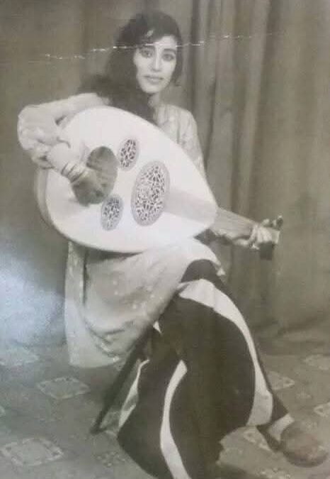 الفنانة نبات أحمد أول إمرأة يمنية تعزف على الة العود