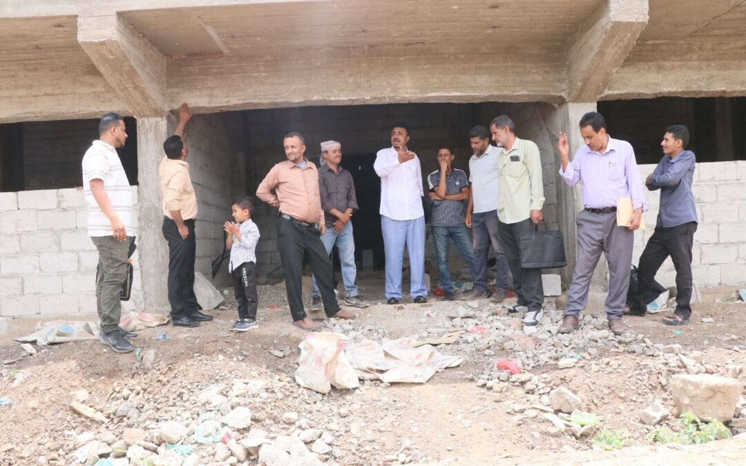 فريق التوجيه والرقابة الرئاسي يطلع على سير العمل في مشروع إعادة تأهيل ملعب نادي الصمود بالضالع