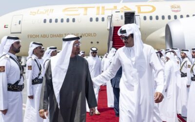 محمد بن زايد يصل الدوحة في زيارة أخوية .. وأمير قطر في مقدمة مستقبليه