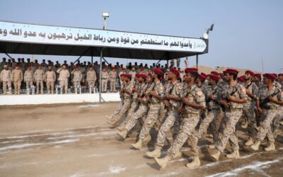 بحضور وزير الدفاع.. وحدات رمزية من قوات العمالقة الجنوبية تنظم عرضًا عسكريًّا مهيبًا