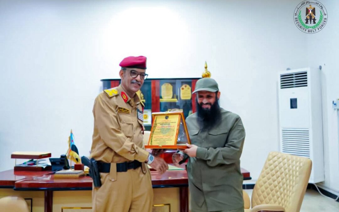 بتوجيهات الرئيس الزبيدي.. تكريم القيادة العامة لقوات الحزام الأمني على مواقفهم الإنسانية والوطنية