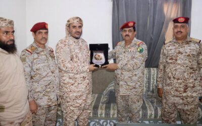 وزير الدفاع يقدم درع الوزارة لقائد قوات العمالقة الجنوبية المحرمي