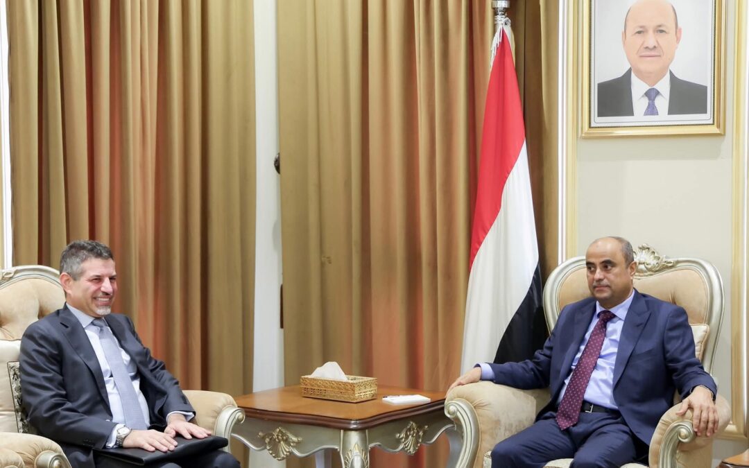 رئيس الوزراء يستعرض مع السفير الأمريكي العلاقات الثنائية وجهود دعم الحكومة للقيام بواجباتها