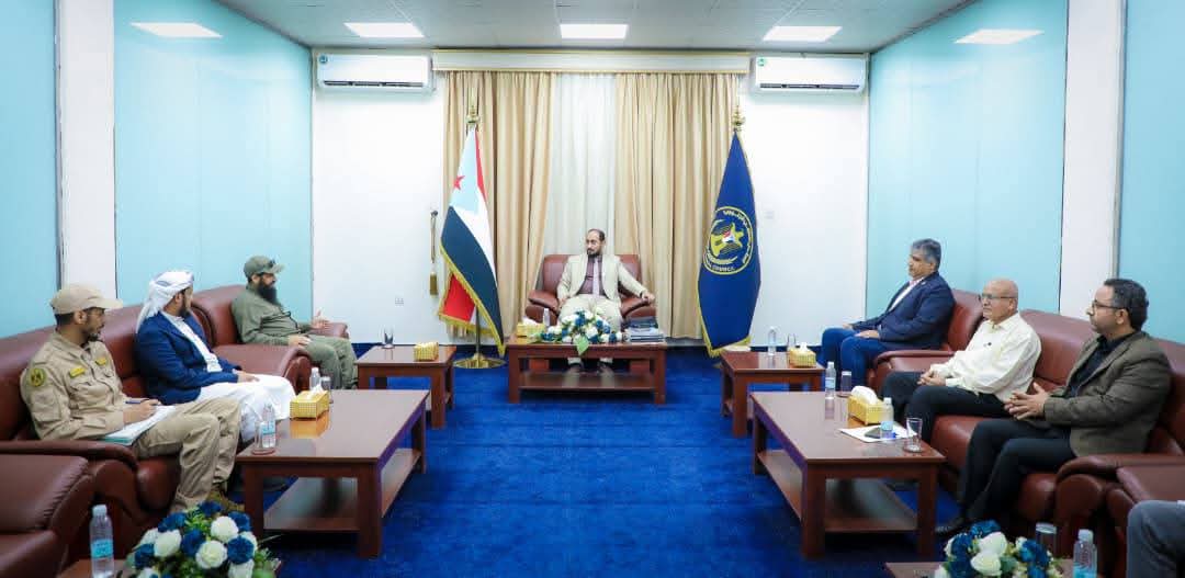 الأمين العام للمجلس الانتقالي يلتقي العميد الوالي ويُشيد بجهود قوات الحزام الأمني