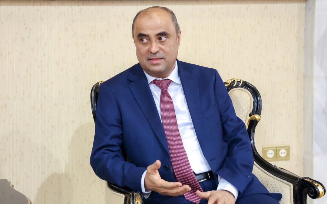 رئيس الوزراء في حوار مع “الشرق الأوسط”: العملة لا تتحسن بالشعارات بل بالقرارات الصعبة والانضباط المالي