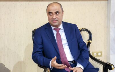 رئيس الوزراء في حوار مع “الشرق الأوسط”: العملة لا تتحسن بالشعارات بل بالقرارات الصعبة والانضباط المالي