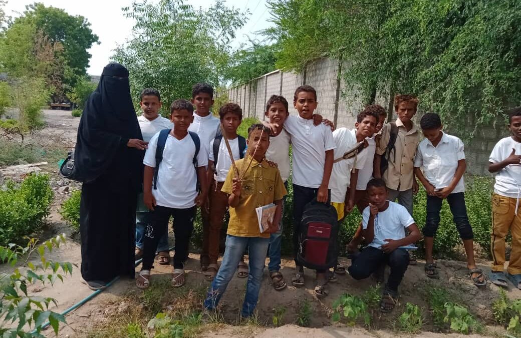 مؤسسة البركة للتنمية بأبين تنشأ فريق بيئي بمدرسة مجمع هائل سعيد أنعم التربويه بالكود