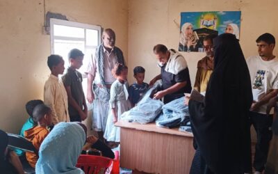 توزيع الحقيبة المدرسية لـ480 يتيمًا في مديرية خنفر بدعم من شركة الوحدة للأسمنت