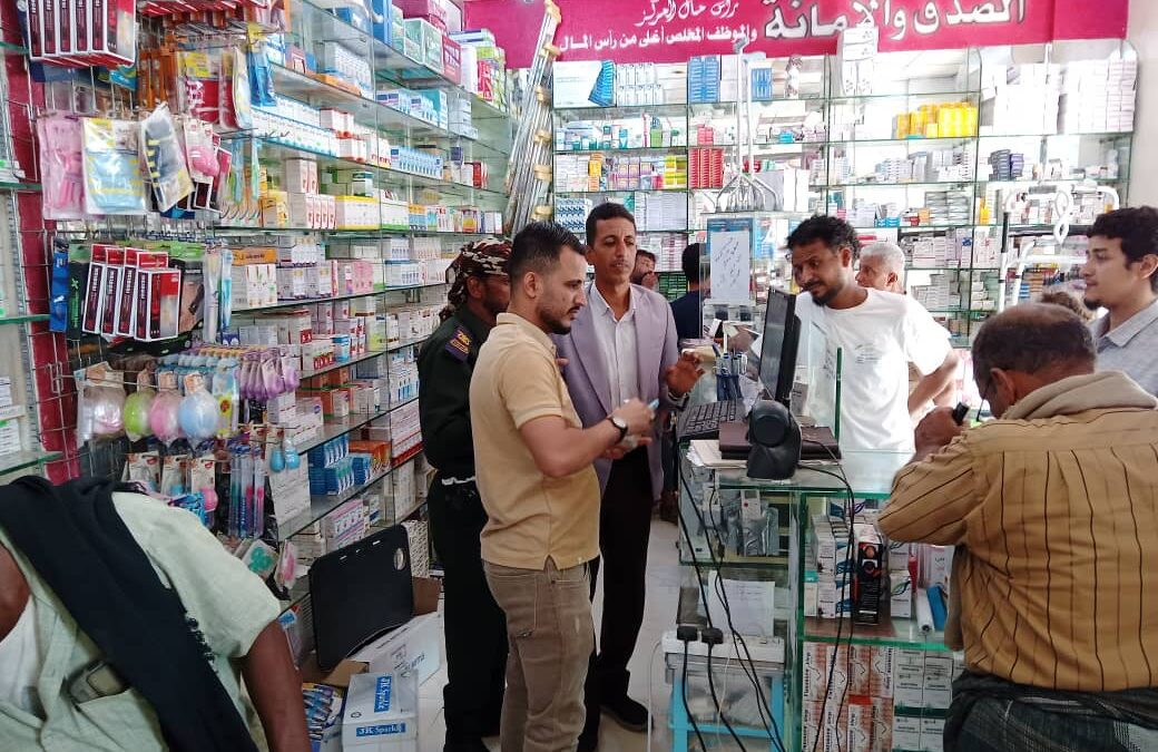 السلطة المحلية خنفر ونيابة جعار تنفذان حملة نزول ميداني وتغلقان عدداً من الصيدليات والمحال التجارية والمخابز المخالفة