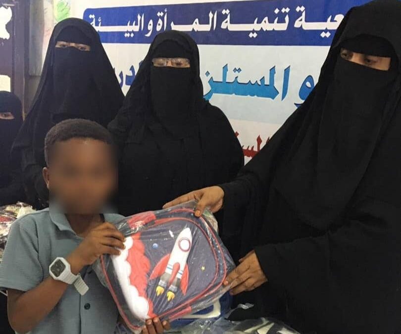 برعاية انتقالي المهرة.. جمعية بناء المستقبل النسوية بحوف تنفذ مشروع توزيع الحقائب والمستلزمات المدرسية