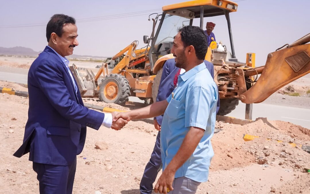 محافظ شبوة يدشن مشروع إنارة المدخل الغربي لمدينة عتق